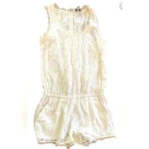 So cute lace romper in XS white. Perfect for summer.
(3)